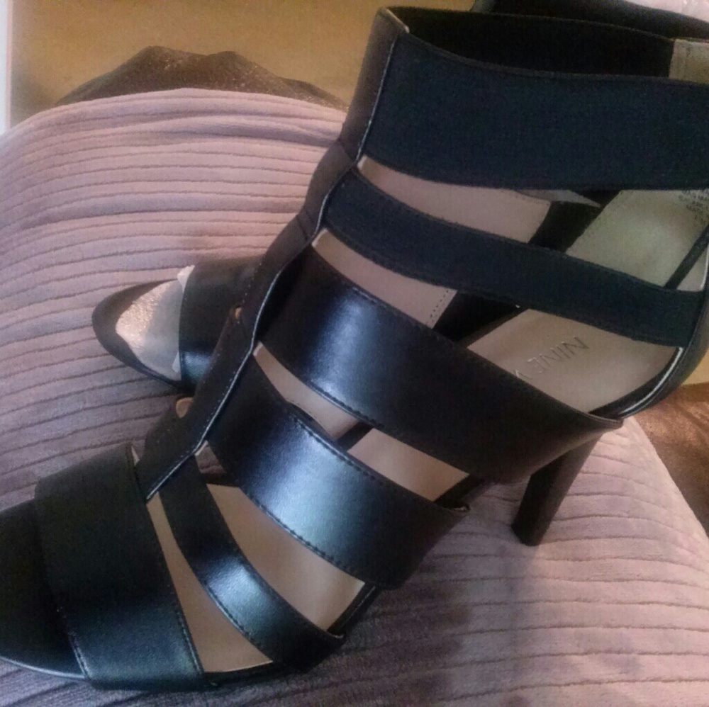 Nine West peep toe with lacing 9 black